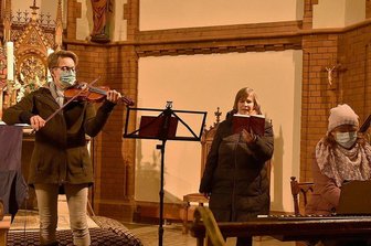 Knackpunkt Test: So planen die Kirchen im Vogtland Gottesdienste im Advent - Der Familiengottesdienst am ersten Advent in der Trinitatiskirche Bad Elster fand mit 3G statt. Gestaltet wurde er von Mitgliedern der Kirchgemeinde, so Svenja Penzel, Barbara Drechsler und Carola Schneider (von links). 