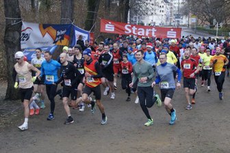 Knackt der Zwickauer Adventslauf erneut die 500-Teilnehmer-Marke? - Beim 21. Zwickauer Adventslauf im Vorjahr wurden allein beim 10-Kilometer-Rennen (Foto kurz nach dem Start) an die 170 Läuferinnen und Läufer gezählt.