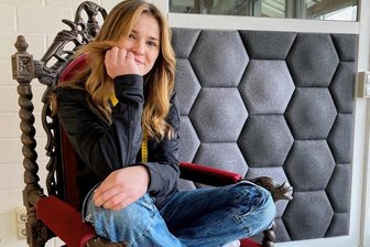 Knallbunt in Reichenbach: Lehrling Lottes Hingucker zum Hinsetzen - Erstes Lehrjahr und schon ganz schön was drauf: Charlotte Thieroff im Deko-Laden der Polsterei Wolf in Reichenbach. Die Akustik-Wand im Hintergrund war eine ihrer ersten Arbeiten. Aktuell hat sie einen Hocker gefertigt, der von den Sitzen reißt.