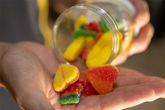 Knallbunte Süßigkeiten aus dem Candyshop: Ein Tiktok-Trend schafft es jetzt in die Auerbacher Innenstadt - Bunte Fruchtgummis, süß und sauer, mit Zucker bestreut, sind auf Tiktok und Instagram groß im Trend. Im Einzelhandelsgeschäft „Gönn‘s dir“ gibt es sie auch vegan und halal. Dem Inhaber ist es wichtig, für jeden Kunden etwas anbieten zu können.