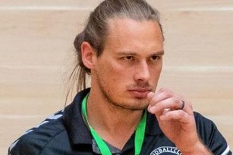 Knallen schon die Sektkorken? - Spielen seine Mannschaft und die Konkurrenz mit, könnte HC Einheit Plauens Trainer Jan Richter schon am Samstagabend die Meisterschaft und den direkten Wiederaufstieg bejubeln. 