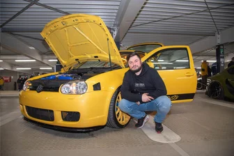 Knallgelber Golf mit 500 PS einer der Stars beim Tuning-Treffen in Schöneck - Benjamin Khalil aus Berlin zeigte zum L8-Night-Tuning-Treffen seinen gelben umgebauten Golf 4 R32 HGP Turbo.