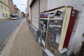 Knallgeräusche in Meerane: Unbekannte sprengen zwei Zigarettenautomaten - Auf 5000 Euro wird der Sachschaden am gesprengten Zigarettenautomaten an der Leipziger Straße in Meerane geschätzt.