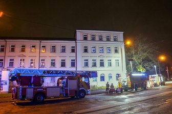 Knallgeräusche sorgen für Blaulicht-Großaufgebot am Hauptbahnhof in Zwickau: Warum die Leitstelle insgesamt 19 Rettungswagen losschickt - In einem leer stehenden Gebäude in der Nähe des Zwickauer Hauptbahnhofs hat es am Mittwochabend gebrannt.