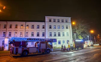 Knallgeräusche und Brand in der Nähe des Hauptbahnhofs in Zwickau: Blaulicht-Großaufgebot am Mittwochabend - In einem lehrstehenden Gebäude in der Nähe des Zwickauer Hauptbahnhofs hat es am Mittwochabend gebrannt.