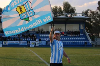 Knallhart wie sein Idol der „Eisenfuß“: CFC-Fahnenträger Gerdl lässt sich von Rippenbruch nicht stoppen - CFC-Fahnenträger Gerdl erfüllt seinen „Dienst“ auch im Ausland – wie aktuell im Trainingslager in der Türkei.