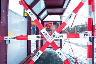 Knalltrauma und 19-Jähriger mit schweren Brandverletzungen: So verlief der Jahreswechsel im Vogtland - An der Straßenbahn-Haltestelle an der Anton-Kraus-Straße in Plauen zerbarst das Glas infolge einer Detonation.