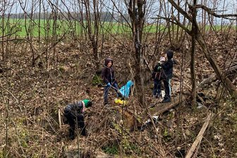 Knallzeug bis Skelett: Was die Mitteldorfer bei ihrer Müllwanderung entdeckten - Am alten Bahndamm waren auch viele Kinder aus Mitteldorf und den Turnhallenvereinen beim Müllsammeln aktiv.