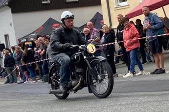 Knapp 100 Jahre alt und sie rollen noch: Bockauer Bergpreis setzt Raritäten in Szene - Schmucke Oldtimer auf zwei und vier Rädern ziehen beim Bockauer Bergpreis die Blicke auf sich, der am 10. August eine weitere Auflage erlebt. Die Starterliste ist einmal mehr bis auf den letzten Platz ausgebucht.
