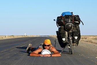 Knapp 13.000 Kilometer auf dem Rad: Weltenbummler berichtet in Breitenborner Kirche über seine Abenteuer - Fast ohne Verkehr kam Thomas Meixner durch Usbekistan.