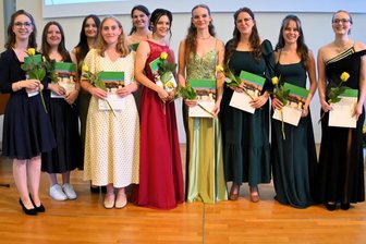 Knapp 70 BSW-Absolventen haben Ausbildung im Vogtland abgeschlossen. Was sie am Pflege und Therapieberuf so toll finden - Zehn frisch gebackene Logopädinnen, rechts Manja Müller aus Reichenbach.