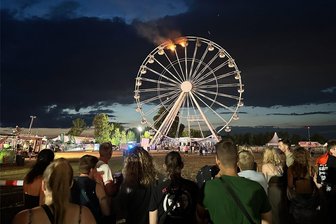 Knapp an der Katastrophe vorbei - der Riesenrad-Brand auf dem Highfield-Festival - Besucher des Highfield-Festivals blicken auf das Riesenrad, das am Samstagabend in Flammen stand.