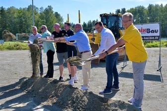 Knapp eine Million Euro für neuen Kunstrasenplatz im Erzgebirge – hier wird er gebaut - In Zschorlau ist der erste Spatenstich für den Kunstrasenplatz erfolgt. Symbolisch packten dabei die Gemeinderäte René Herrmann und René Förster, Heiko Rehm und Maik Schettler vom ESV Zschorlau, Bürgermeister Wolfgang Leonhardt, Landtagsabgeordneter Eric Dietrich (CDU) und Ulrich Richter, Präsident des ESV Zschorlau (v. l.), mit an.