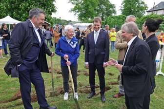 Knapp vier Jahre nach der Katastrophe: Sanierung des Gersdorfer Freibades gestartet - Von links: Planer Bert Hoffmann, Rekord-Schwimmerin Gisela Gruner, Ministerpräsident Michael Kretschmer und Bürgermeister Erik Seidel beim offiziellen Baubeginn im Freibad Gersdorf.