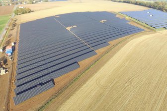 Knappe Abstimmung in Plauen: Solarpark soll in Unterlosa entstehen - „So groß wie 90 Fußballfelder“ - Der Solarpark Dittersbach (Mittelsachsen) wird auf eine Fläche von 10 Hektar ausgebaut.