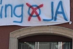Mit Transparenten an den Häuserfassaden haben Anwohner der Annaberger Straße (B 95) für die Ortsumgehung demonstriert. 