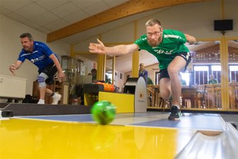 Knappe Kegel-Kiste: SG Grün-Weiß Mehltheuer zittert bis zum Ende um den Einzug in die nächste Runde - Daniel Höring schaffte im Pokalspiel gegen Önsbach mit 610 Kegeln den Tagesbestwert. Knapp setzte sich die SG Grün-Weiß Mehltheuer durch.
