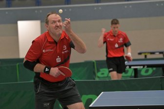 Knappe Kiste im Erzgebirgsderby: Tischtennis-Teams trennen sich mit einem Remis - Michal Sklenar und der 1. TTV Schwarzenberg haben im Spitzenspiel der Landesliga erstmals Federn gelassen. Die Tabellenführung bleibt ihnen dennoch erhalten.