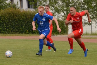 Knappe Niederlage lässt Großrückerswalder Fußballer hoffen - Zu selten übernahmen die Großrückerswalder um Aaron Uhlig (l.), der hier Max Gehrmann entwischt, das Heft des Handelns.