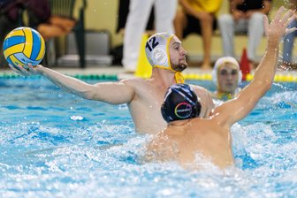 Knappe Niederlage und unnötige Härte: Wasserballer des SVV Plauen verlieren zum Jahresabschluss - Der SVV Plauen (am Ball Johannes Schilling) hat in einem äußerst harten letzten Spiel des Jahres in Krefeld eine Niederlage hinnehmen müssen.
