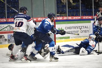 Knappe Niederlage vor Rekordkulisse: Chemnitz Crashers verlieren auch zuhause gegen Schönheide - Action pur gab es am Samstagabend im Jutta-Müller-Eissportzentrum zu sehen. Die Chemnitz Crashers um ihren starken Keeper Kevin Kopp (rechts) und die Wölfe Schönheide lieferten sich einen großen Kampf. Am Ende siegten die Gäste nach Verlängerung.