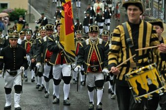 
              <p class="artikelinhalt">Die Seiffener Berg- und Hüttenknappschaft führte am Samstag den Bergaufzug durch das Spielzeugdorf an. Das 15. Seiffener Glückauf fand mit einer Feier in der Bergkirche seinen Abschluss. Die Freilichtbühne "Geyerin" konnte nicht genutzt werden, weil sie vom Regen aufgeweicht war. </p>
            