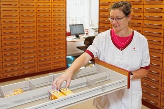 Knapper Fiebersaft: Wie Apotheker im Erzgebirge trotzdem helfen wollen - Fiebersaft für Kinder ist derzeit auch im Erzgebirge oft Mangelware - im Bild Syndi Bressin Pharmazeutisch-technische Assistentin in der Löwen-Apotheke in Annaberg-Buchholz.