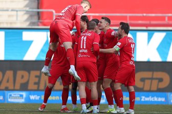 Knapper Heimsieg über Viktoria Berlin: FSV Zwickau stockt Punktekonto weiter auf - Dicht umlagert war Torschütze Lucas Albert nach dem Treffer zum 1:0.