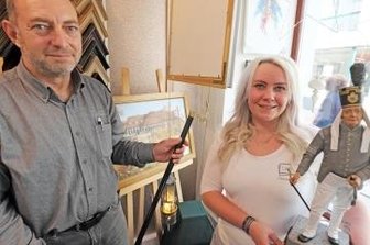 Knappschaft präsentiert Gewerke im Schaufenster - Knappschaftsvorsitzender Heiko Götze und Frauke Fischer präsentieren den Hüttenknappschaftsältesten im Schaufenster. 