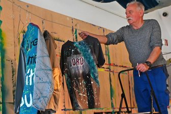 Knast und Kunst in Oederan: Sonderschau gewährt seltenen Einblick hinter Mauern - Andreas Seltmann baut eines der Exponate der JVA Chemnitz zum Thema Mode und Kunst auf.