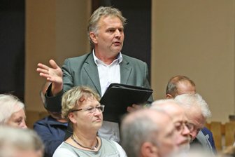 Knatsch bei den Bürgern für Zwickau: Frühere Mitglieder sprechen von „Familienbetrieb“ - Lutz Reinhold, hier bei einer Bürgerversammlung, hatte auf eine Wiederwahl in den Rat gehofft – vergeblich. Für sein Scheitern macht er unter anderem seinen Listenplatz verantwortlich.