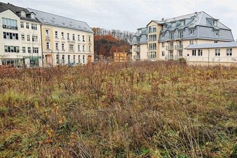 Knatsch in Werdau: Baustart auf Grundstück in der Innenstadt verzögert sich erneut - Eigentlich sollte auf dem privaten Grundstück zwischen Klostergasse und Querstraße in Werdau längst eine Wohnanlage stehen. Deshalb machen die Stadträte nun Drucken, setzen erneut eine Frist.