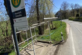 Knatsch um Buswarte in Neumark: „Die Kinder lässt man dort einfach im Regen stehen“ - An der Neumarker Erlmühle fehlt das Dach der Buswarte.