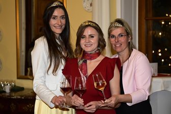 Knatsch um die Krone: Gibt es doch noch eine sächsische Weinkönigin? - Hoheitlicher Besuch auf Schloss Proschwitz in Meißen im November 2024 (v.l.): Sachsens Weinprinzessin Janine Merkel, Weinkönigin Ivanna Wübken und Weinprinzessin Antje Peschel.