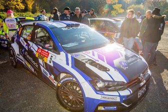 Knatsch um die Sachsen-Rallye: Wichtiger Status geht verloren - Auch in diesem Jahr zog die Sachsen-Rallye zahlreiche Zuschauer an die Strecke im Vogtland. Hier begutachten Interessierte einen Rallyewagen beim Plauener Vogtlandstadion.