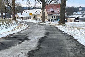 Knatsch um kaputte Straße im Vogtland: Jetzt sprechen die Behörden - Die Kreisstraße K 7857 - hier am Ortseingang Sachsgrün - ist zur Gemeindeverbindungs- und Ortsstraße abgestuft worden. Zuständig sind nun die Gemeinden Bösenbrunn und Triebel.
