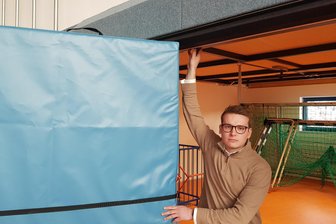 Knatsch um Sporthalle in Klingenthal - Fünf Zentimeter fehlen, dass die Matten durchs Tor passen. FDP-Stadtrat Jeremy Ziron in der Sporthalle auf dem Amtsberg.
