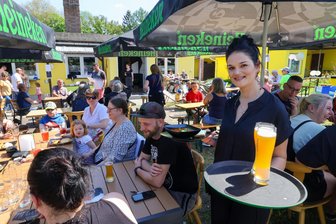 Kneipe im „Obst- und Gartenbau“ in Meerane: Voller Biergarten zur Neueröffnung - Inhaberin Andrea Maricuic bringt Soljanka und Hefeweizen in den Biergarten der Gaststätte in der Kleingartenanlage „Obst- und Gartenbau“ in Meerane.