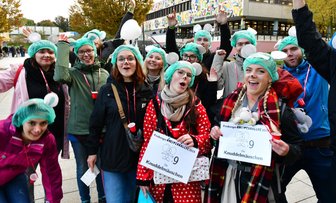 Kneipenrallye: Feucht-fröhlig Freiberg kennenlernen - Mit OP-Hauben und weiteren Accessoires ausgerüstet haben die Teams, wie hier die Knuddelmäuschen, Freibergs Kneipen erkundet