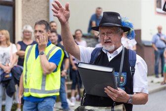 Kneipentour durchs Erzgebirge: Auf den Spuren von Borstenviechern, blutigen Knochen und pompösen Ballhäusern - Ganz in seinem Element: der Buchholzer Nachtwächter Rainer Eckel bei seiner besonderen Stadtführung „Von der Dummen Sau zum Blutigen Knochen“. Fast 100 interessierte Gäste führt der 73-Jährige damit am Freitag durch die Terrassenstadt Buchholz.