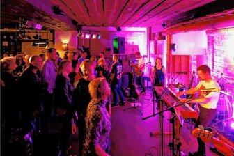 Kneipentour in Hohenstein-Ernstthal: Das Konzept funktioniert noch - Die Musik von "A Song a Sip" kam in der "Zeche" richtig gut an. 