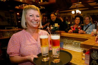 Kneipentour in Hohenstein Ernstthal zeigt: Bier-Durst ungebrochen - Denise Ihle hatte zur Kneipentour im Hohenstein-Ernstthaler „Postgut“ viel zu tun.