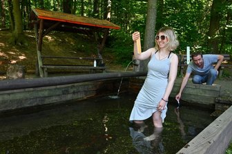 Kneipp-Becken, Käse-Maik, Kino und Bazillenröhre: An diesen Chemnitzer Plätzen überstehen Sie den Hitze-Mittwoch - Hier lässt es sich bei Hitze aushalten: Das Wasser im Kneipp-Becken in Einsiedel hat 13 Grad, auch der Wald kühlt die Luft.