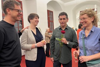 Kniefall nach der „María Luisa“-Premiere im Gewandhaus: Außergewöhnliche Geste beeindruckt Zwickauer Theaterbesucher - Autor Juan Mayorga (mit Rose) beim Premierenempfang im Gewandhaus mit dem Regieteam.