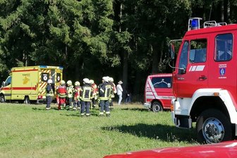 Kniffliger Großeinsatz im Erzgebirge: Wie ein Fallschirmspringer im Baum Feuerwehren an ihre Grenzen bringt - Insgesamt 63 Rettungskräfte waren am Samstag auf dem Flugplatz in Großrückerswalde im Einsatz. Ein Fallschirmspringer hing in einer Baumkrone in etwa 25 Meter Höhe fest.