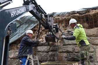 Kniffliges Bauprojekt: Riesen-Puzzle aus Natursteinen auf Waldbühne Schwarzenberg läuft - Frank Dutschke (l.) und Rico Seidel von der Schwarzenberger Baufirma Beyreuther beim Wiederaufbau der Mauer.