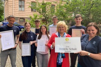 Knigge-Gesellschaft übergibt Auszeichnung: In Meerane hängt nun die Plakette „Erste Höfliche Schule Sachsens“ - Ina Beyer-Graichen (Dritte von rechts) übergibt die Plakette an Schüler und Verantwortliche des IGM.