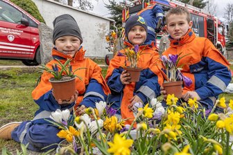 Knirpse der Schlettauer Feuerwehr packen bei sozialen Projekten mit an - Wincent, Bruno und Mattis (von links) haben ebenfalls mitgeholfen, den Dorfplatz in Dörfel zu verschönern.