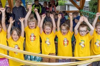 Knirpse freuen sich über hölzernen Pavillon -