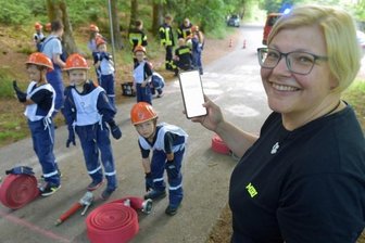 Knirpse pumpen, spritzen und laufen - Die Kinder- und Jugendfeuerwehr von Tannenberg probt für den Kreisleistungsvergleich. Jugendfeuerwehrwartin Miriam Hertwig nimmt die Laufzeit der Gruppenstafette auf. 